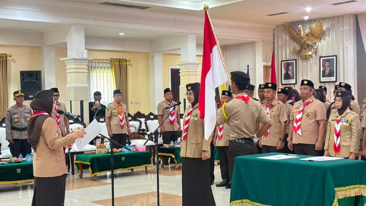 Bupati Berau Sri Juniarsih Mas melantik ketua dan pengurus Kwartir Cabang Gerakan Pramuka Kabupaten Berau Periode 2026–2031 di Balai Mufakat, Tanjung Redeb, Selasa (4/8/2026). (Foto: Indri/Korankaltim.com)