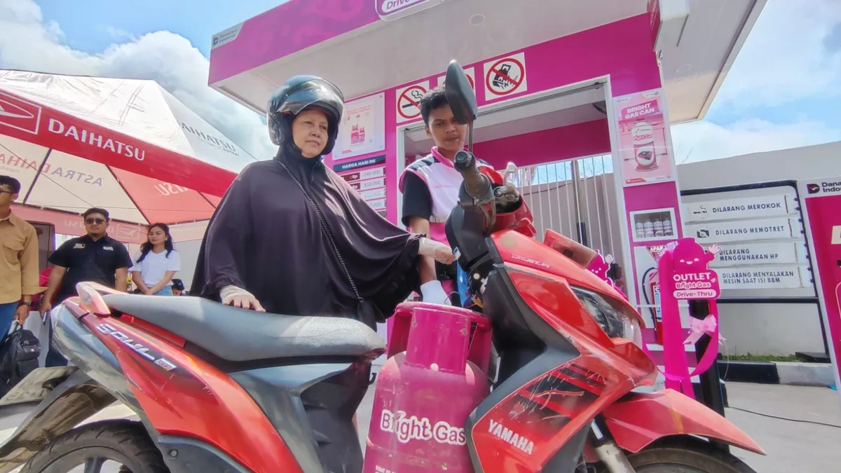 Tasmih, warga Lamaru, membeli tabung si pink ukuran 5,5 Kg di Bright Gas Drive-Thru SPBU Batakan. (Foto: Hendra/Korankaltim.com)