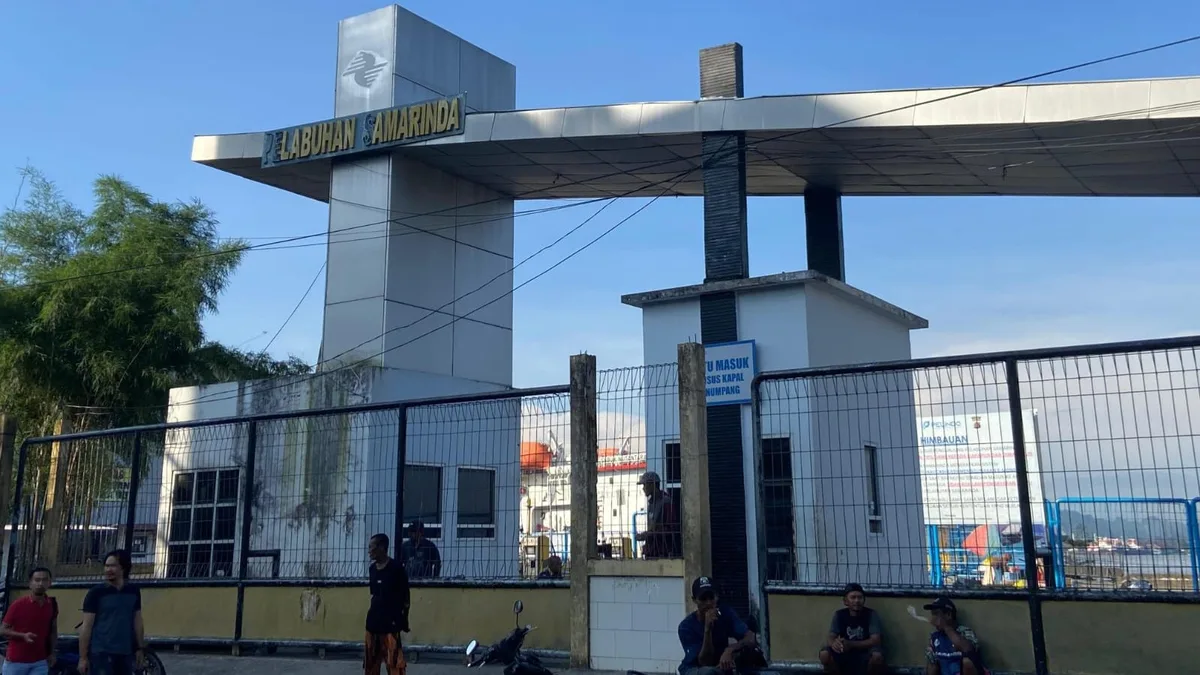 Suasana aktivitas kapal penumpang di Pelabuhan Yos Sudarso Samarinda. (Ayu/KoranKaltim.com)
