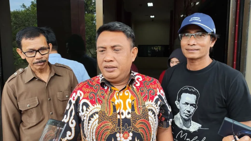 Sudarno (kanan) didampingi kuasa hukumnya saat memenuhi panggilan Polda Kaltim atas laporan pencemaran nama baik yang menimpa dirinya. (Foto: Januar/Korankaltim.com)