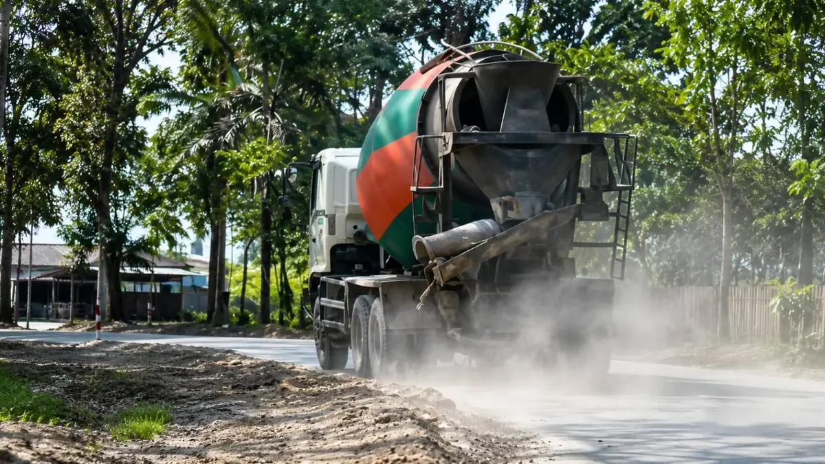 Truk Molen Tumpahkan Semen di Tanjakan Pangeran Suryanata Ditilang Polisi