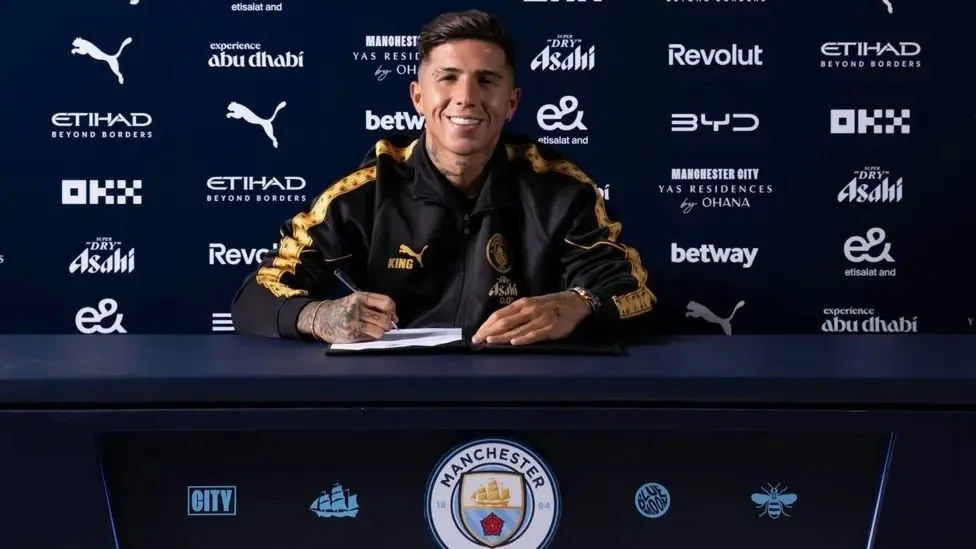 Enzo Fernandez resmi menandatangani kontrak bersama Manchester City. (Foto: bbc)