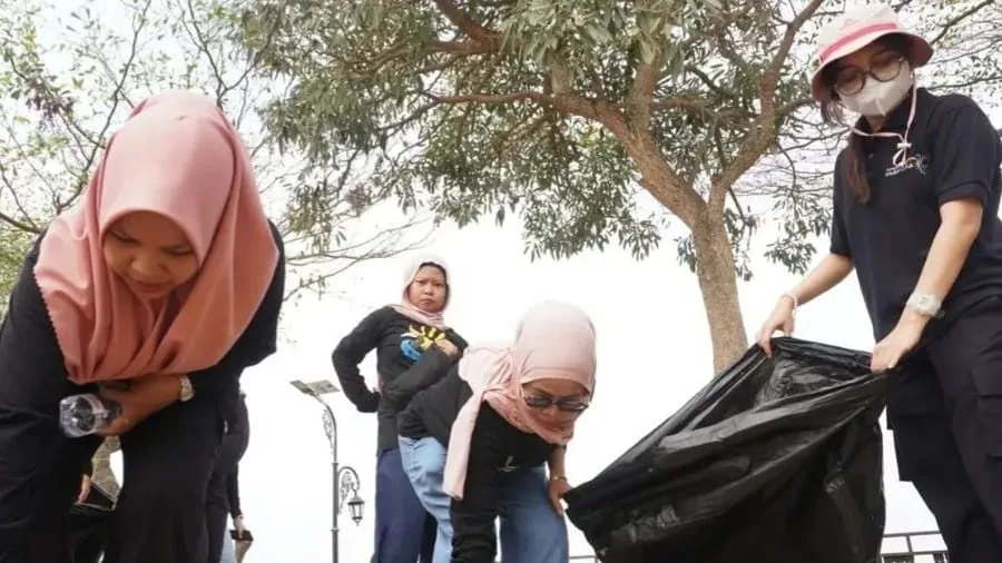 Peringati World Tourism Day 2026, Dispar Kutim Gelar Aksi Bersih-Bersih di Taman Bukit Pandang