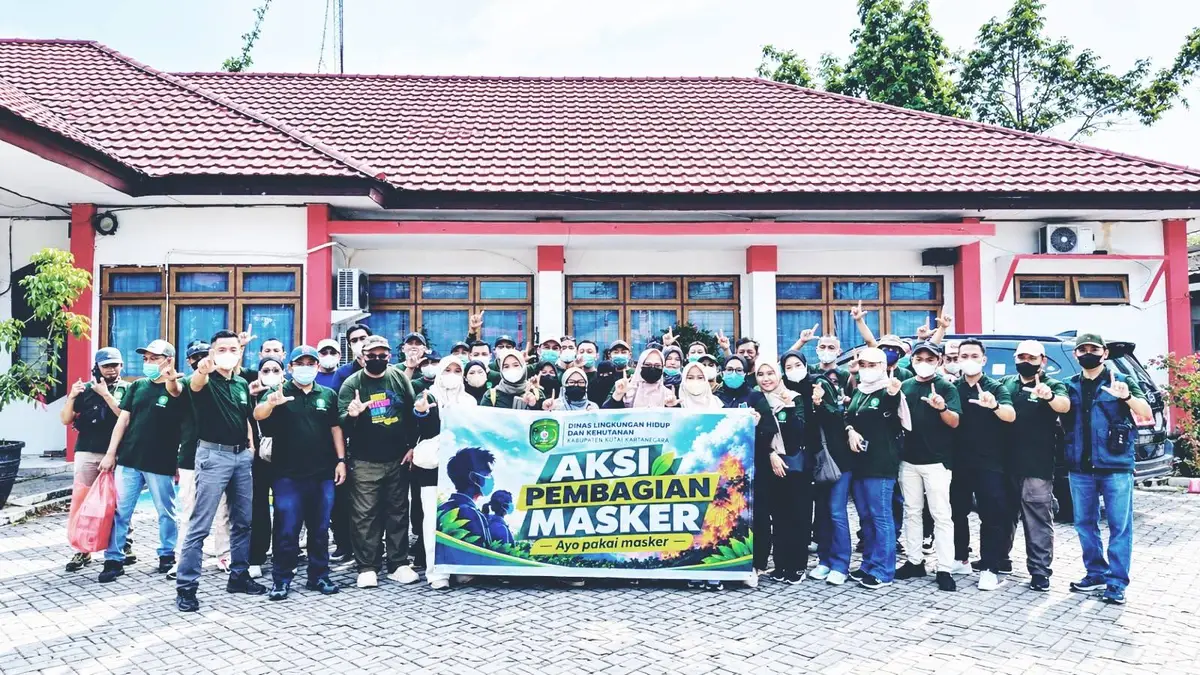 Wujud Kepedulian Bencana Kabut Asap, DLHK Kukar Bagikan 2.000 Masker untuk Warga