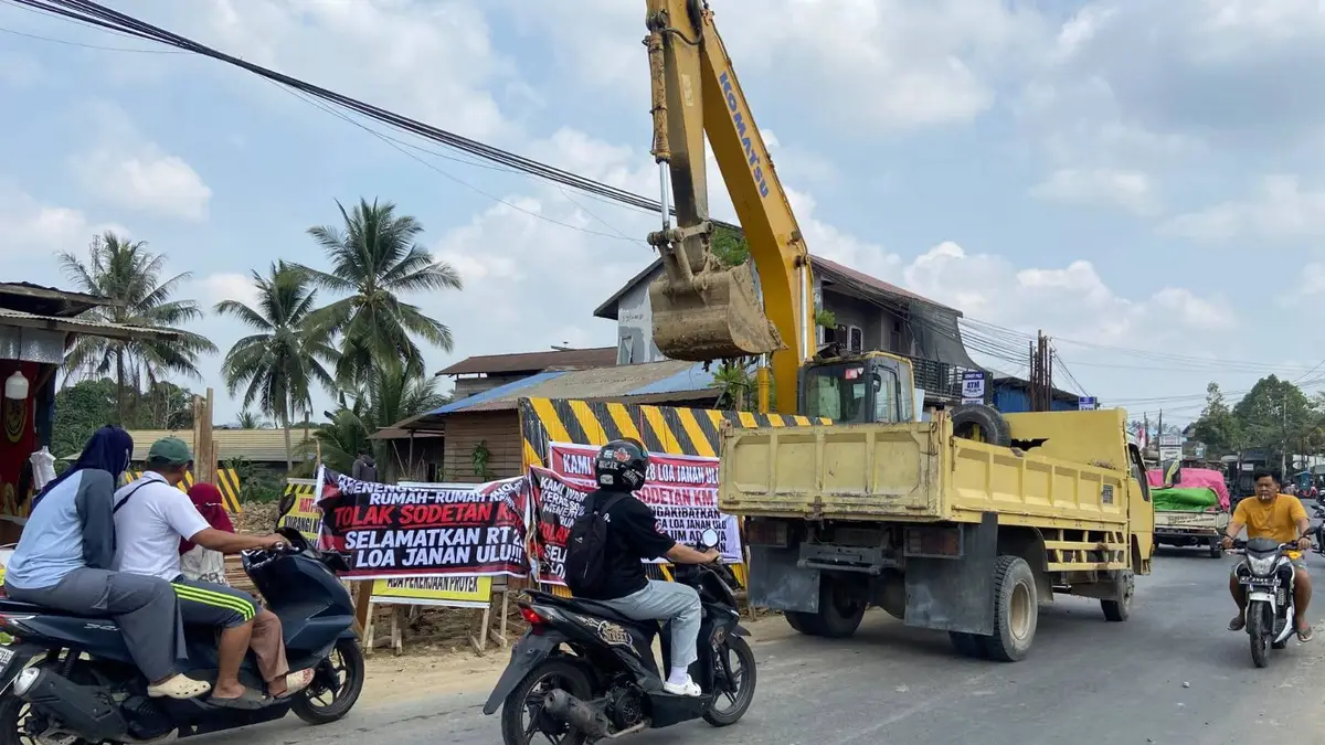 Suasana di lokasi proyek sodetan menuju Sungai Loa Janan yang dipasangi spanduk aspirasi warga. (Ayu/KoranKaltim.com)