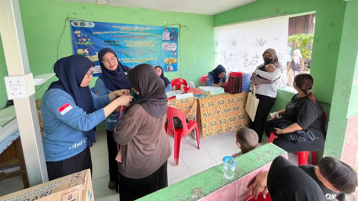 Kader dan petugas kesehatan melayani warga saat penimbangan serta pemeriksaan kesehatan balita di Posyandu Gelatik Permai, Samarinda. (Ayu/KoranKaltim.com)