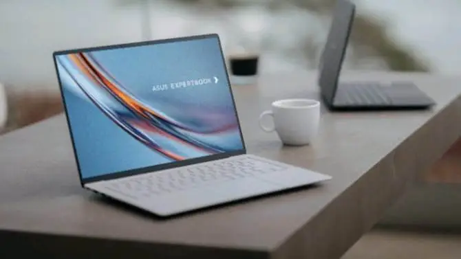 ASUS ExpertBook Ultra Unggulkan Layar, Baterai, dan AI di Kelas Laptop Bisnis Flagship