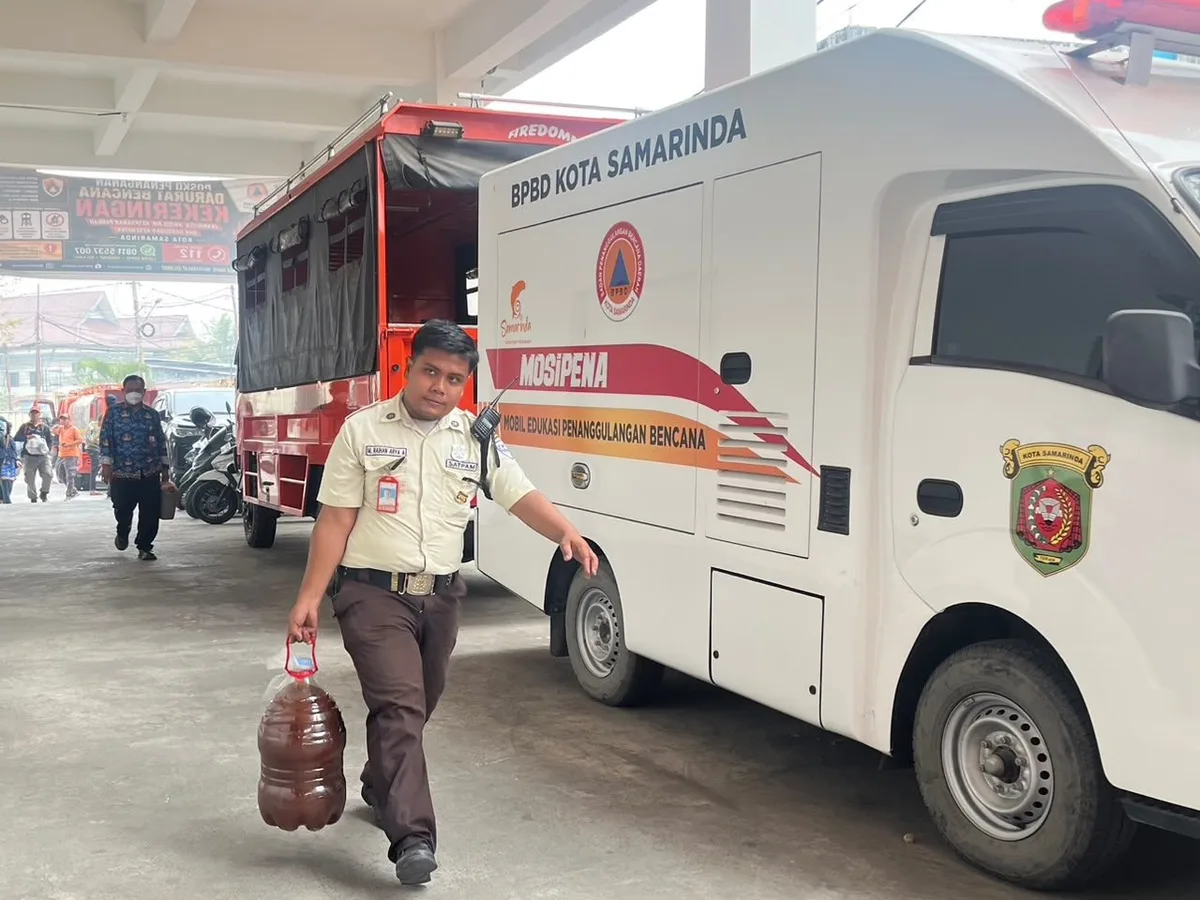 Suasana persiapan penyemprotan eco enzyme yang disiapkan untuk mendukung penyemprotan embun dalam upaya penanganan kabut asap karhutla di Samarinda. (Foto: Ayu/Korankaltim.com)