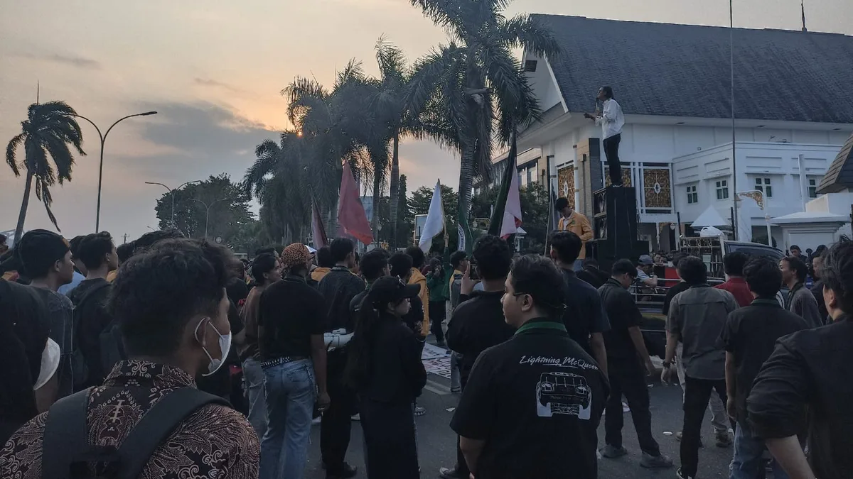 Massa aksi dari berbagai elemen masyarakat turut menyampaikan aspirasinya dalam aksi yang digelar di Simpang Tiga Kinabalu, Jalan Gajah Mada, Samarinda (Surya/Korankaltim.com)