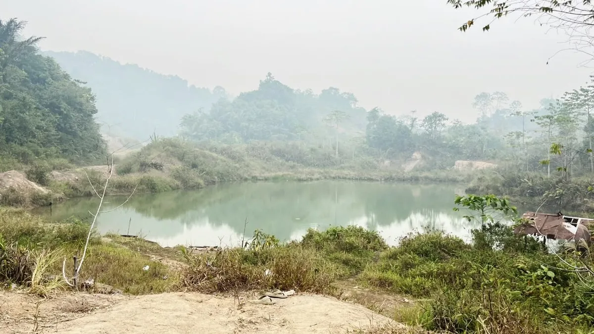 Lubang eks tambang di kawasan Bayur, Kelurahan Sempaja Utara, yang kerap digunakan masyarakat sebagai sumber air untuk memenuhi kebutuhan harian. (Foto: Ayu/Korankaltim.com)