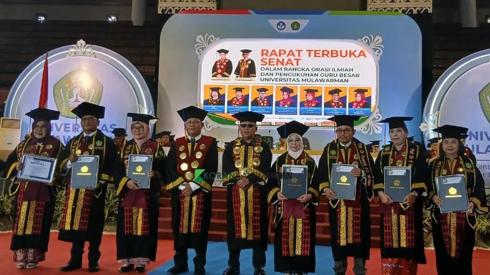Tujuh Guru Besar Universitas Mulawarman usai dikukuhkan dalam Rapat Terbuka Senat Peringatan Dies Natalis ke-64 Unmul di Samarinda (Foto: Yieli/Korankaltim.com)