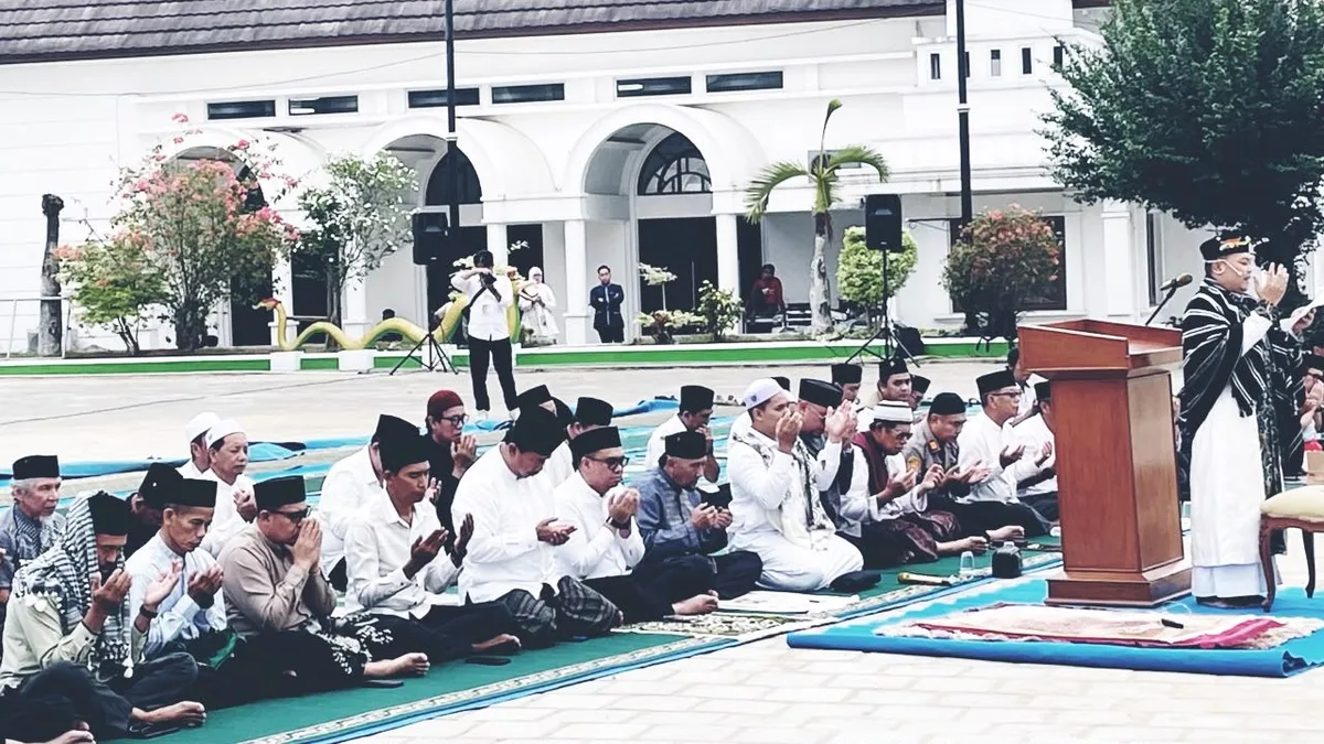 Hadiri Salat Istisqa di Kedaton, Bupati Kukar Tegaskan Komitmen Penuh Dukung Prosesi Erau Adat Kutai 2026