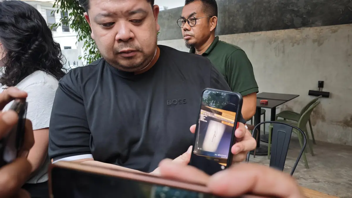 Denis Wong Anak dari Edianto Wong saat menunjukan kawat yang tertinggal di Jantung ayah nya saat konferensi pers (Adnan Abdu/KoranKaltim.com)