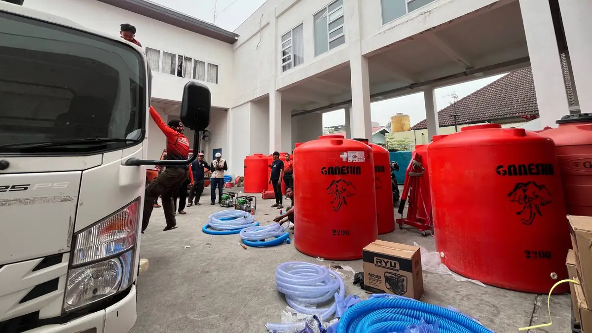 Petugas BPBD Samarinda ketika hendak menyalurkan bantuan air bersih ke warga terdampak kemarau. (Ayu/KoranKaltim.com)