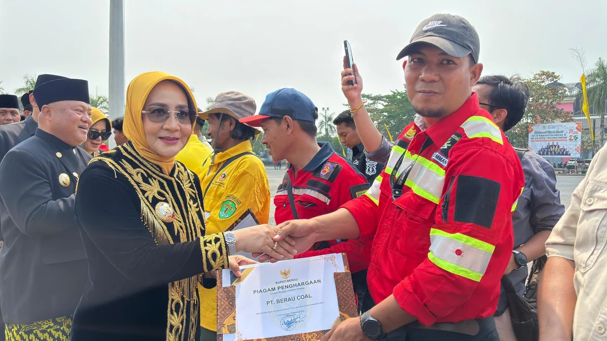 Penyerahan Piagam Penghargaan kepada PT Berau Coal atas kontribusi dalam penanganan kebakaran hutan dan lahan (karhutla) di Kabupaten Berau pada rangkaian HUT ke-73 Kabupaten Berau di Lapangan Pemuda, Selasa (15/9/2026). (Foto: Indri/Korankaltim.com)