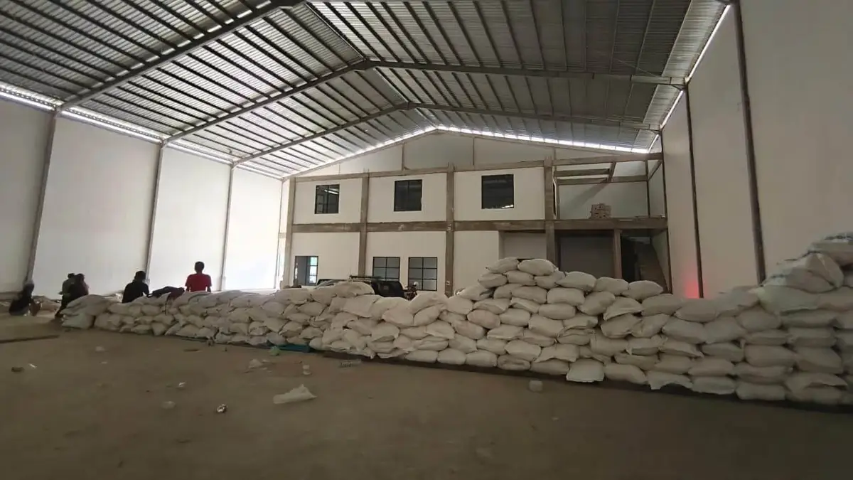 Sebanyak 18,785 ton beras bantuan CPPD siap disalurkan ke kecamatan long pahangai dalam distribusi tahap empat, Jumat (25/9/2026) hari ini. (Foto: Julika/Korankaltim.com).