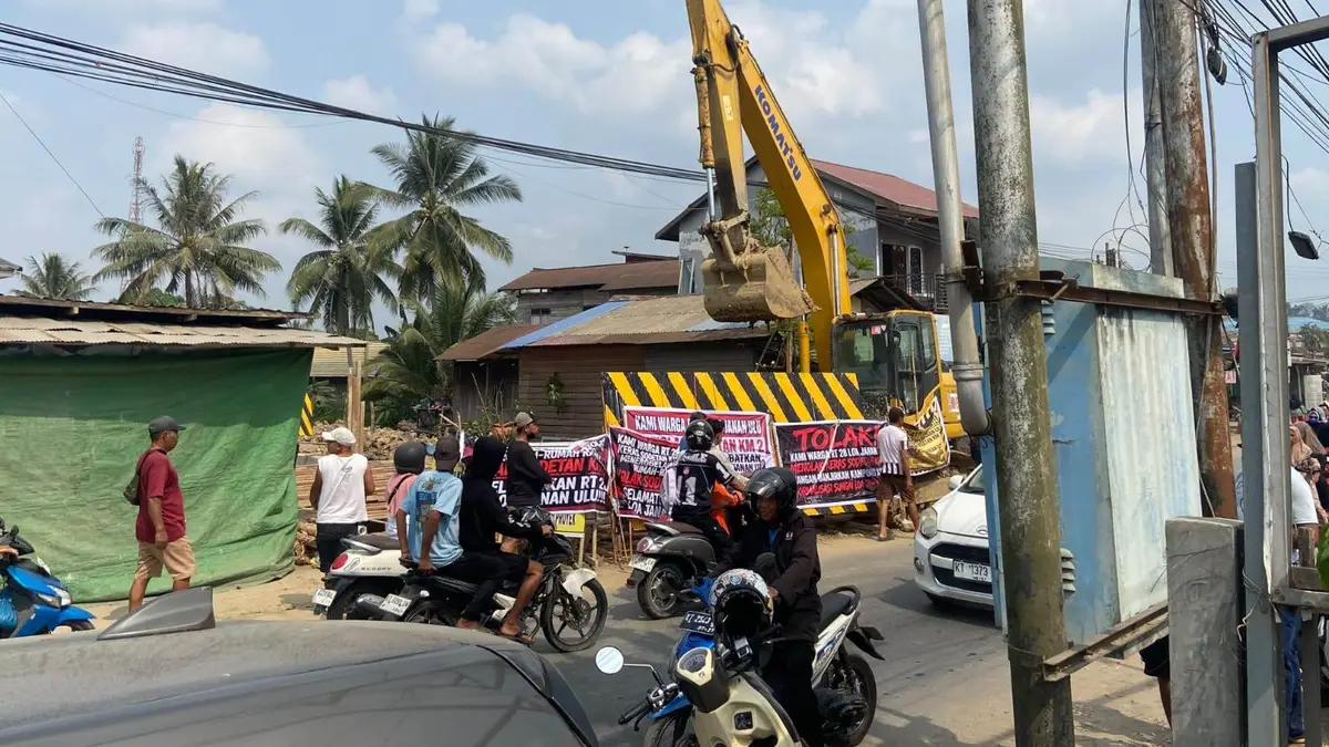 Suasana di lokasi proyek sodetan menuju Sungai Loa Janan yang dipasangi spanduk aspirasi warga. (Dok.KoranKaltim.com)