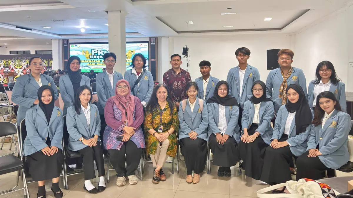 Kebersamaan Mahasiswa baru dan Plt Rektor ISBI Kaltim dalam kegiatan PKKMB (heri/korankaltim.com)