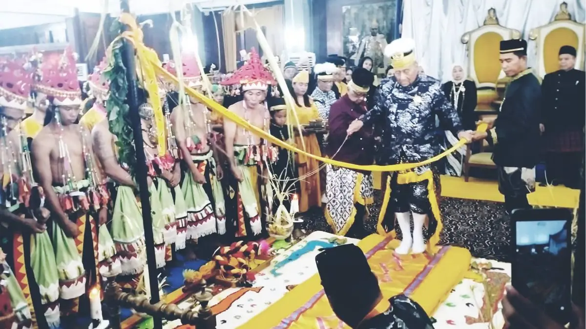 Asisten II Setkab Kukar Hadiri Bepelas Malam Ketiga Erau 2026, Tradisi Sakral Terus Dijaga