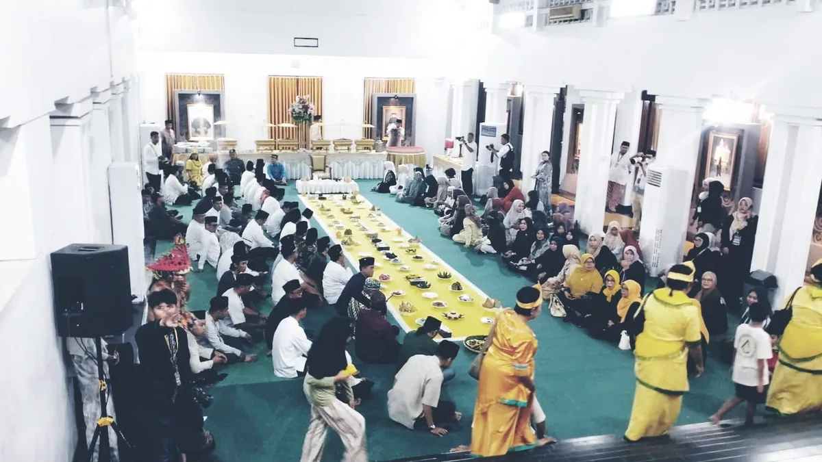Sekda saat hadiri prosesi Merangin III dan Ngatur Dahar di Museum Mulawarman. (Foto: Heri/Korankaltim.com)