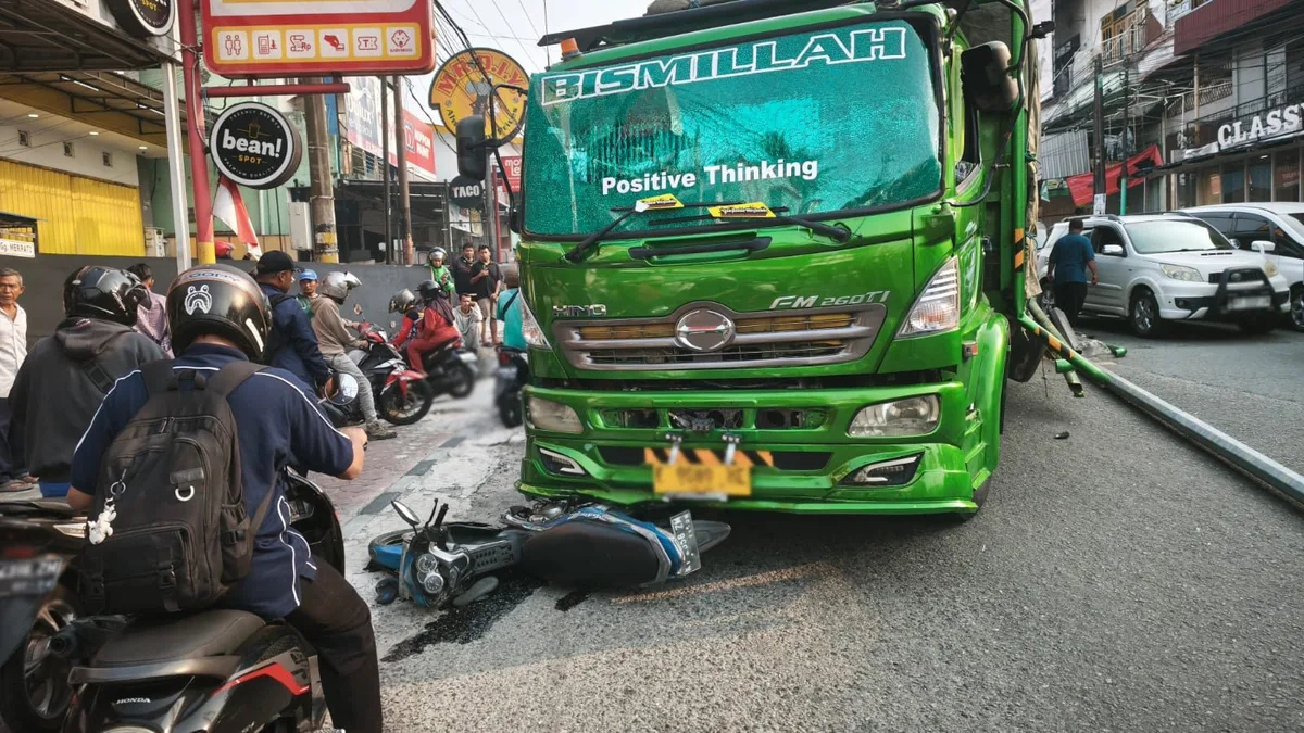 Diduga Rem Blong, Truk Tabrak Motor dan Tiang PJU di Turunan Rapak