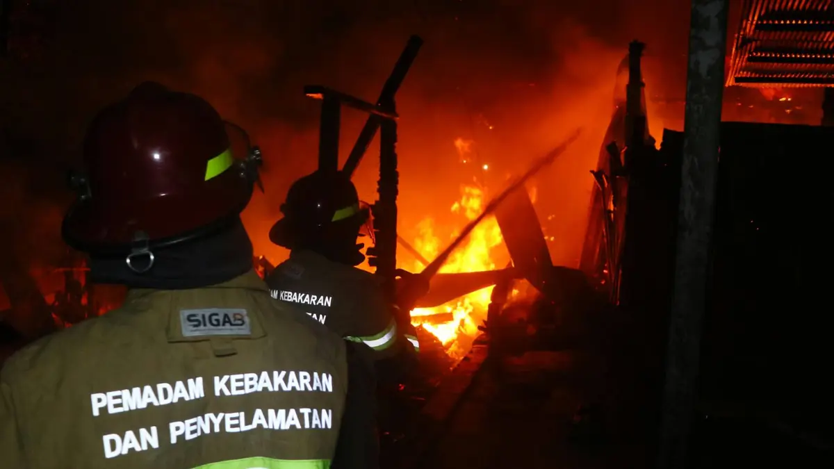 Sejumlah warga menggunakan peralatan seadanya mencoba menjangkau titik api. (Januar/Korankaltim)
