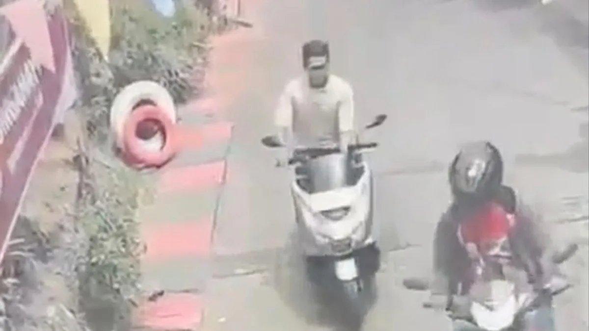 Tangkapan layar rekaman cctv saat terduga pelaku membawa kabur motor. (Foto: Dok.Polsek Samarinda Ulu)