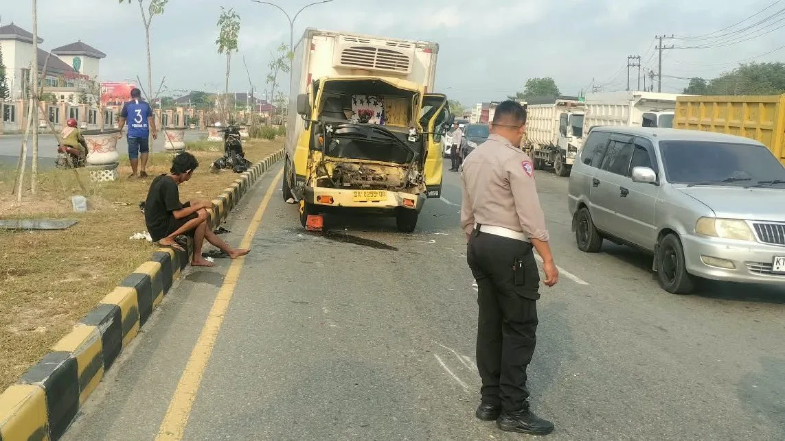 Lakalantas yang terjadi di depan SPBU Nipah-Nipah, Kecamatan Penajam pagi tadi imbas sebuah truk boks mengalami rem blong. (Foto: Dok.lantasppu)