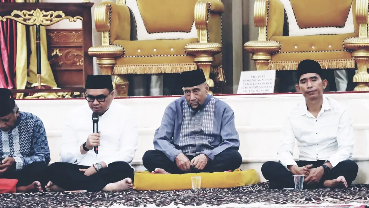 Bupati saat hadiri salat istisqa dan istighotsah pembacaan doa haul jamal di Kedaton Kesultanan Kutai Kartanegara Ing Martadipura. (Foto: Heri/Korankaltim.com)
