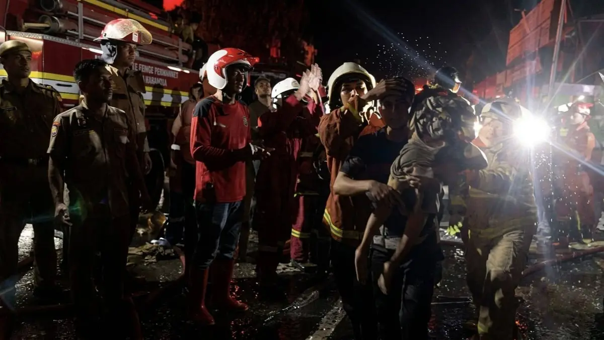 Toko Bangunan di DI Panjaitan Samarinda Terbakar, Empat Orang Terjebak Berhasil Diselamatkan