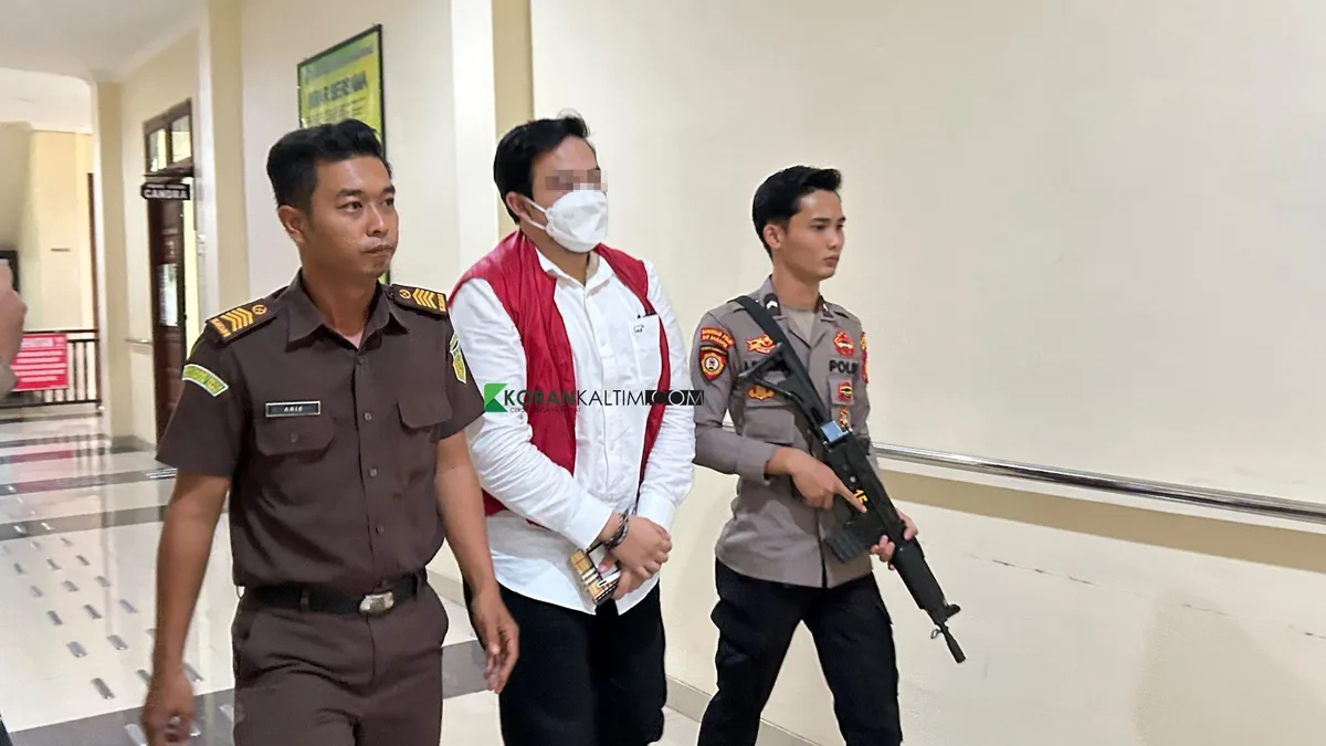 Eks Kasatreskoba Polres Kukar saat menjalani sidang kedua di Pengadilan Negeri (PN) Kutai Kartanegara (Kukar). (Foto: Muhammad Anshori/Korankaltim.com)