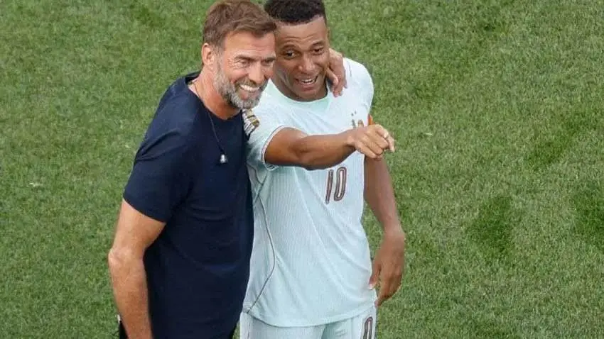 Kylian Mbappe (kanan), menolak tawaran Liverpool yang dilatih Jurgen Klopp (kiri) dan memilih gabung PSG. (gettyimages)