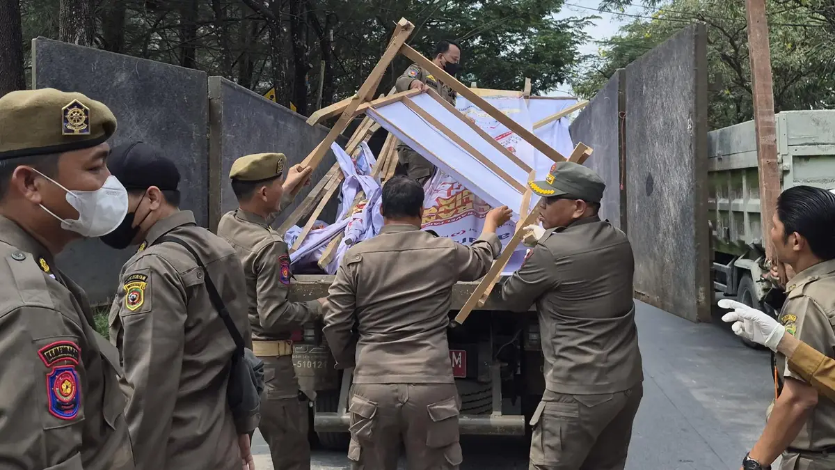 Satpol PP Samarinda Tertibkan PKL dan Reklame yang Berulang Kali Melanggar