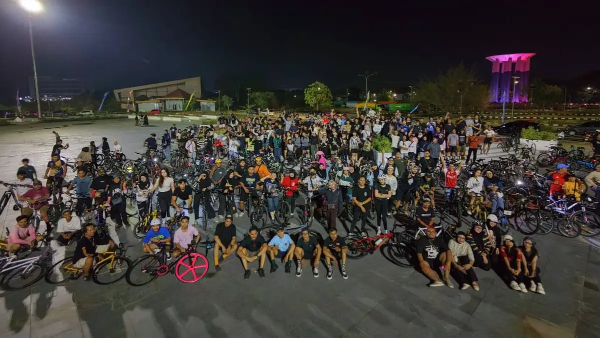 Ratusan peserta Critical Mass berkumpul di Taman Pujaser Tenggarong. (Dok. Kayoh Bebaya Tenggarong)