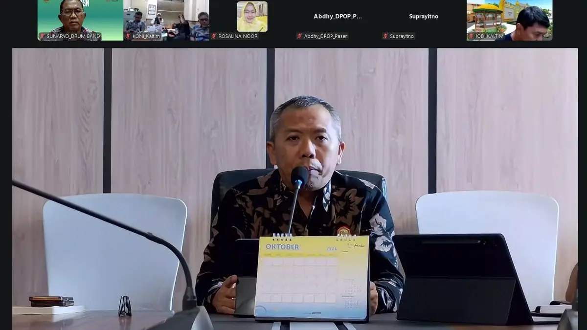 Plt Dispora Kaltim, Rasman Rading saat menggelar rapat sinkronisasi penyelenggaraan Porprov secara daring, Kamis (24/9/2026). (Istimewa).