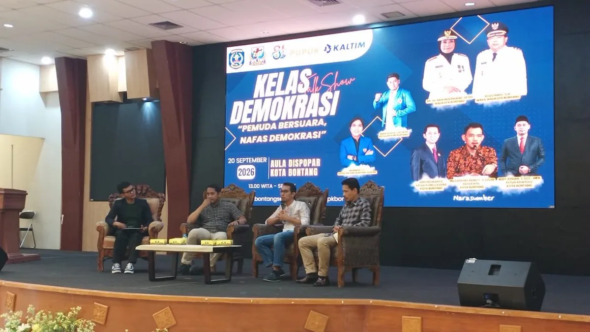 Tampak narasumber kelas demokrasi saat menyampaikan materi kepada peserta. (Foto: Rahmadani/Korankaltim.com)