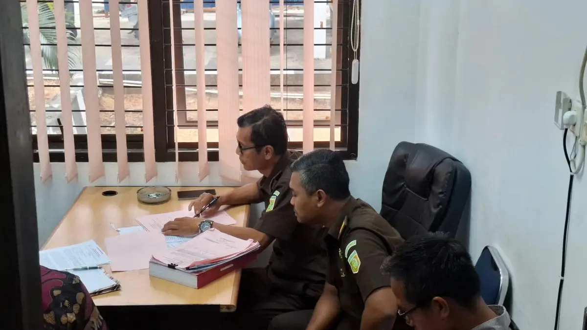 Tim Kejari Kukar menerima pelimpahan kasus dugaan pelecehan seksual di Kembang Janggut. (Dok. Muhammad Anshori/KoranKaltim.com)