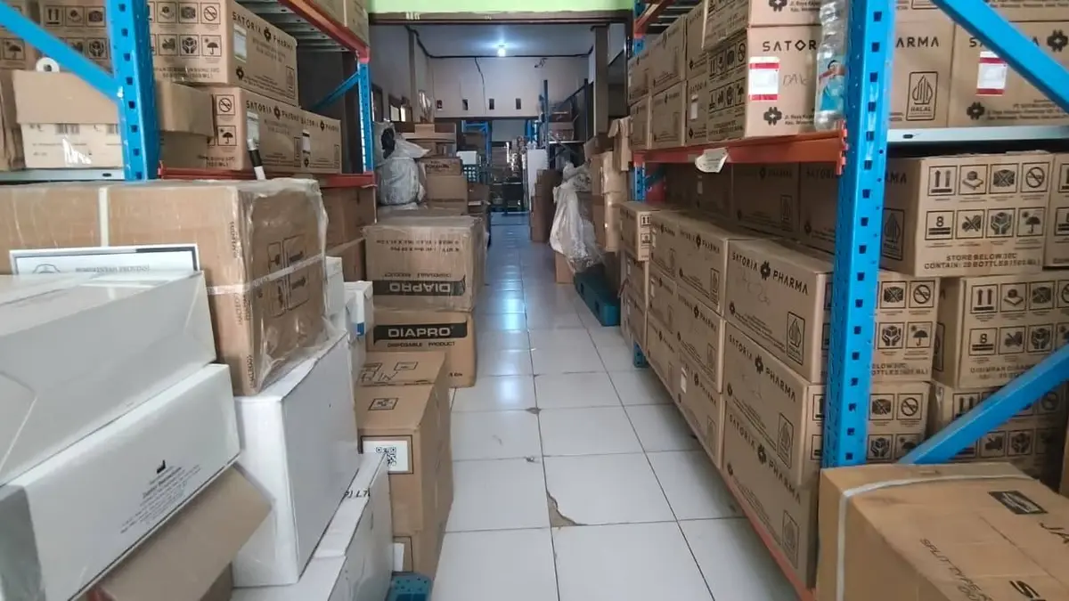 Stok obat dan kebutuhan medis tersimpan di Gudang Farmasi Dinkes P2KB Mahulu untuk mendukung pelayanan kesehatan selama musim kemarau dan kabut asap. (Foto: Julika/Korankaltim.com).