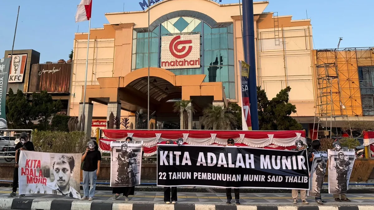 Koalisi September Hitam membentangkan spanduk di simpang empat Lembuswana, Senin (8/9/2026). (Foto: Istimewa)