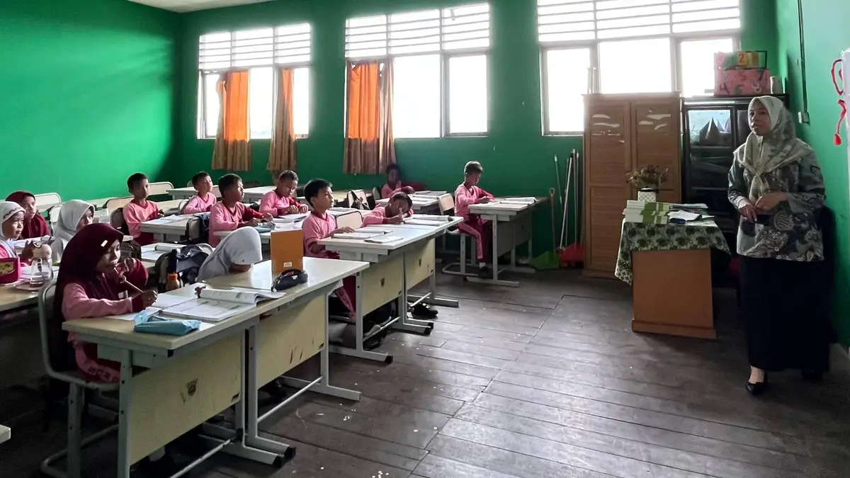 Ilustrasi guru di salah satu sekolah Samarinda ketika mengajar di kelas. (Ayu/KoranKaltim.com)