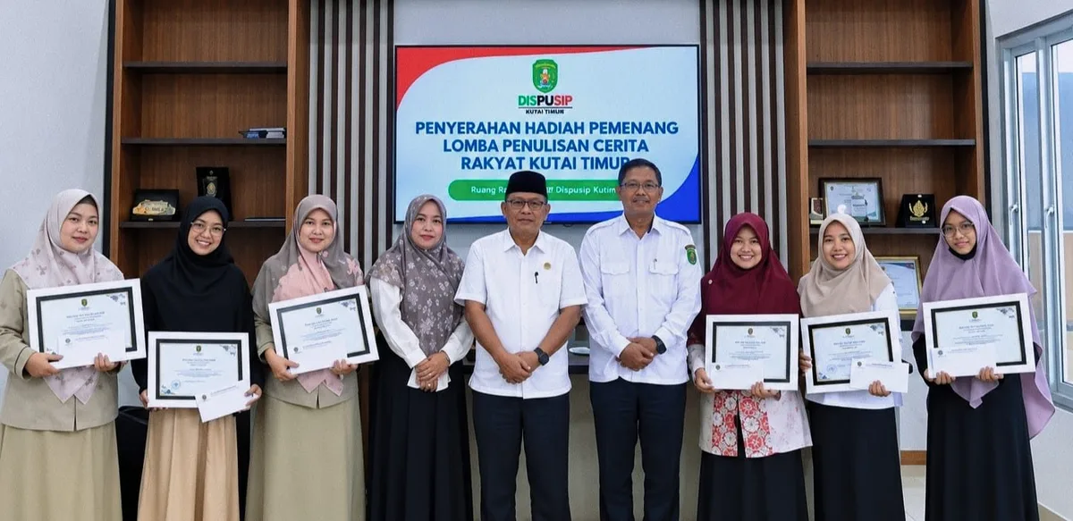 Dispusip Kutim Serahkan Hadiah Lomba Cerita Rakyat Bagi Enam Pemenang