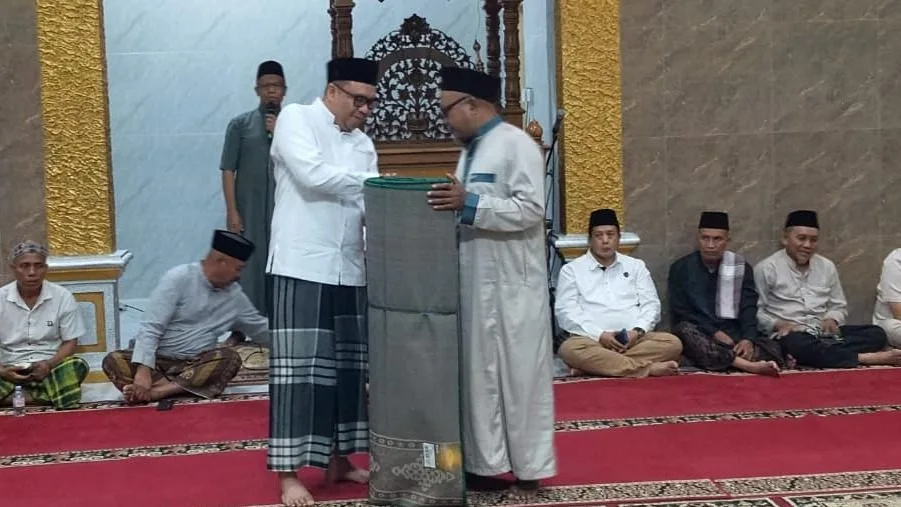 Penyerahan bantuan simbolis berupa ambal kepada pengurus Masjid Al Ihya. (Foto: Heri/Korankaltim.com)