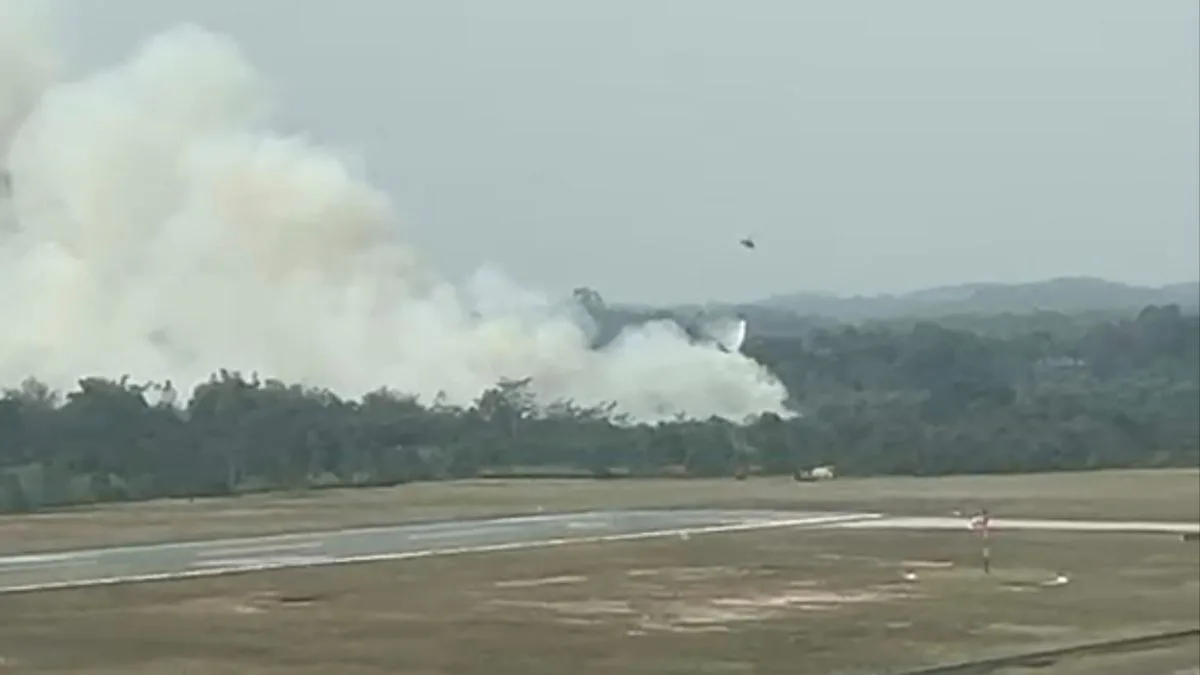 Kebakaran Lahan Dekat Bandara APT Pranoto, Heli Dikerahkan untuk Water Bombing Cegah Gangguan Penerbangan