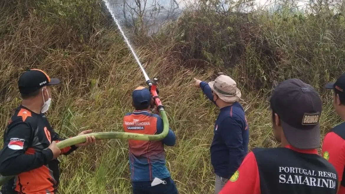 Relawan bersama petugas BPBD Samarinda ketika berusaha memadamkan karhutla. (Dok.BPBD Samarinda)