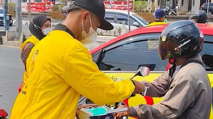 Harum Center dan Komunitas Anak Muda Samarinda Bagikan 20 Ribu Masker di Tengah Kabut Asap