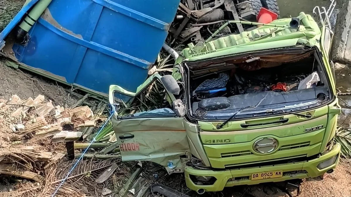 Truk Hino 10 Roda Terguling ke Sungai di Bengalon Usai Tabrak Teras Rumah Warga