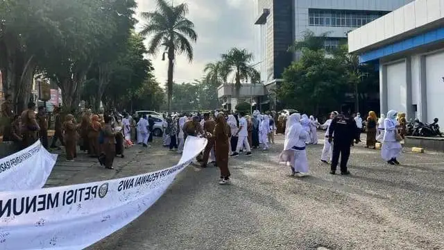 Suasana aksi menuntut TPP yang digelar oleh tenaga kesehatan RSUD AWS pada Selasa (8/9/2026). (Dok.Korankaltim.com)