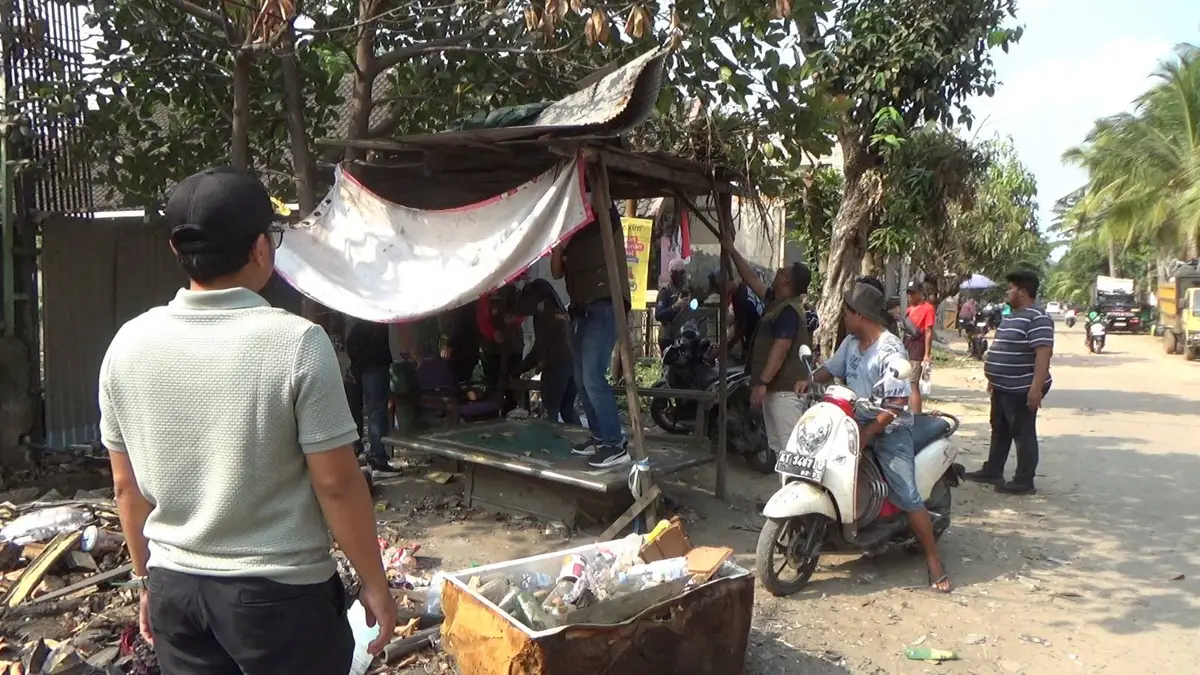Satpol PP Bongkar Lapak di Atas Fasilitas Umum, Diduga Jadi Tempat Mabuk