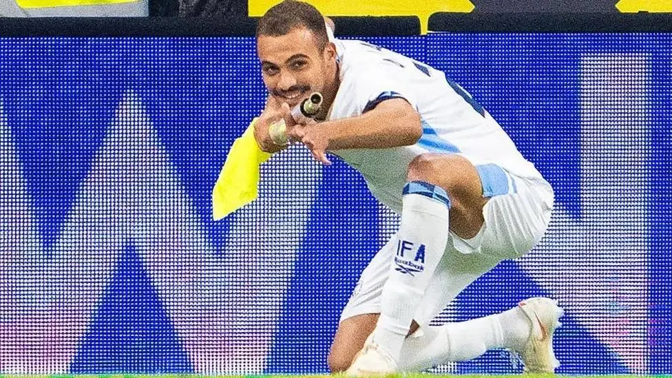Selebrasi Sayed Abu Farhi usai mencetak gol yang membuatnya diusir keluar lapangan. (gettyimages)