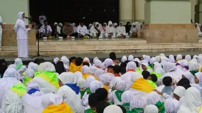Kegiatan praktik manasik di halaman Masjid Agung Al-Faruq (Zulhamri/Korankaltim.com)
